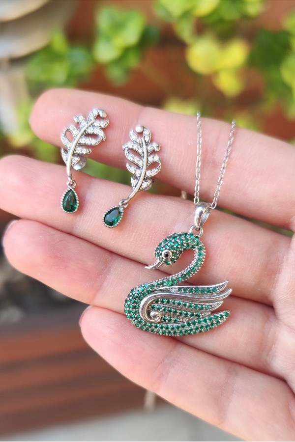 Peridot taşlı kuğu motif gümüş kolye 