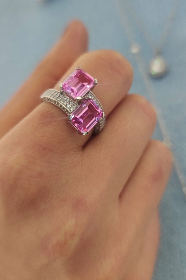 Pembe safir ve Mozanite taşlı gümüş yüzük