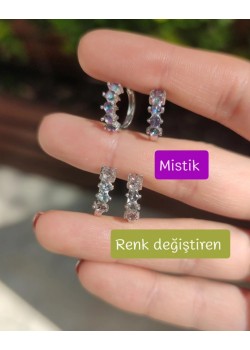 Mistik ve renk değiştiren taşla süslü gümüş küpe çifti serisi 